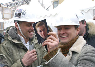 Сергей БезруковПеред закладкой памятной капсулы с&nbsp;фотографиями актеров «Табакерки» в&nbsp;фундамент будущего здания театра. Фото - KM.RU